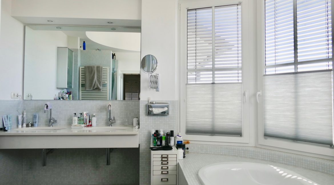 Salle de bain avec douche