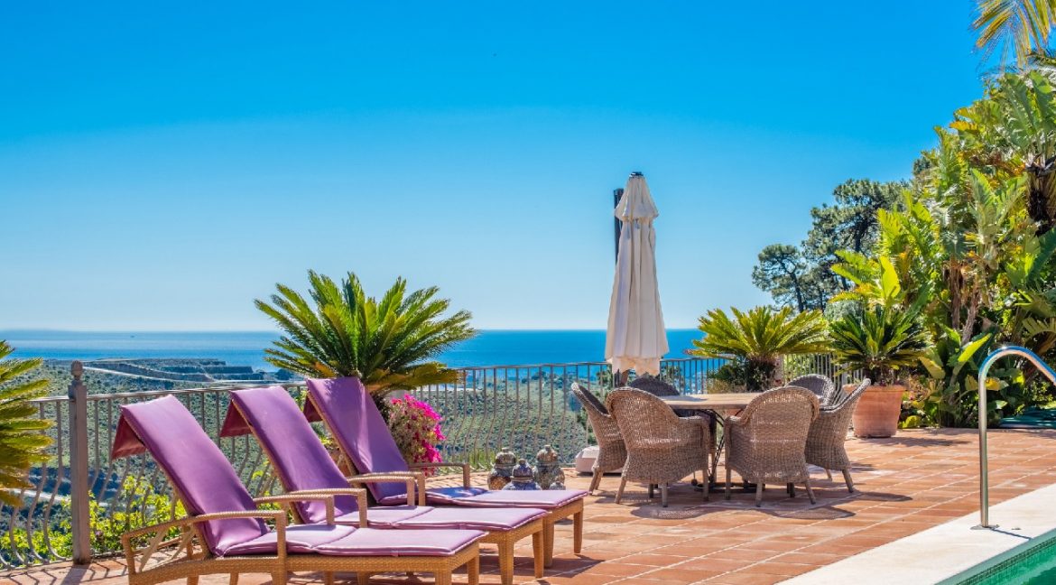 Piscina con vista al mar