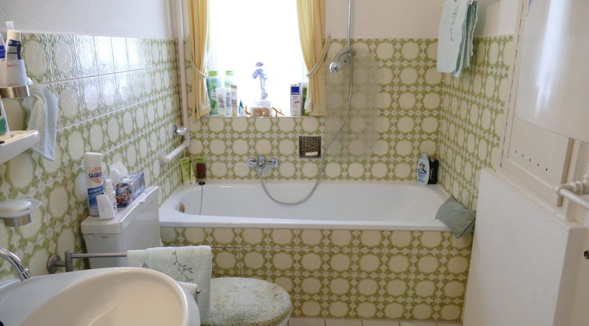 Sample photo of the old bathroom (1st-3rd floor)