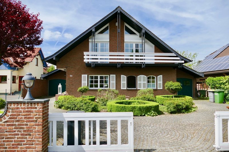 VERKAUFT! Altendorf bei Bonn: freistehendes Einfamilienhaus mit großzügigem englischen Garten