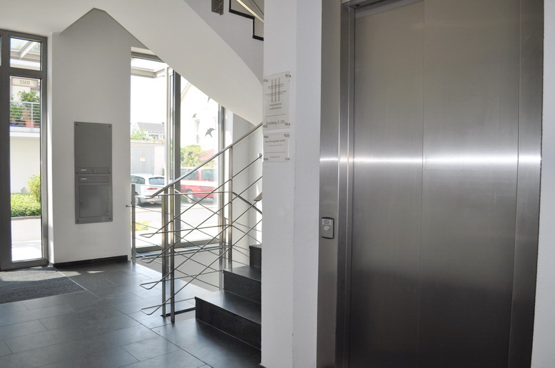 Eingang mit Lift