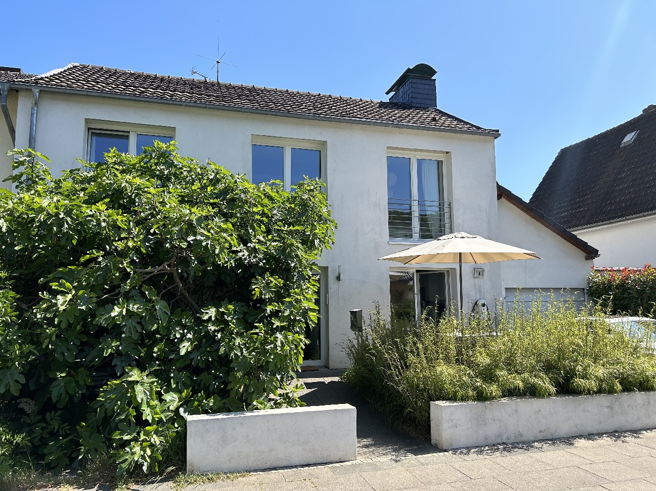 VERKAUFT! Großzügiges Niedrigenergiehaus mit Einliegerwohnung und Garten in Bestlage Dottendorf