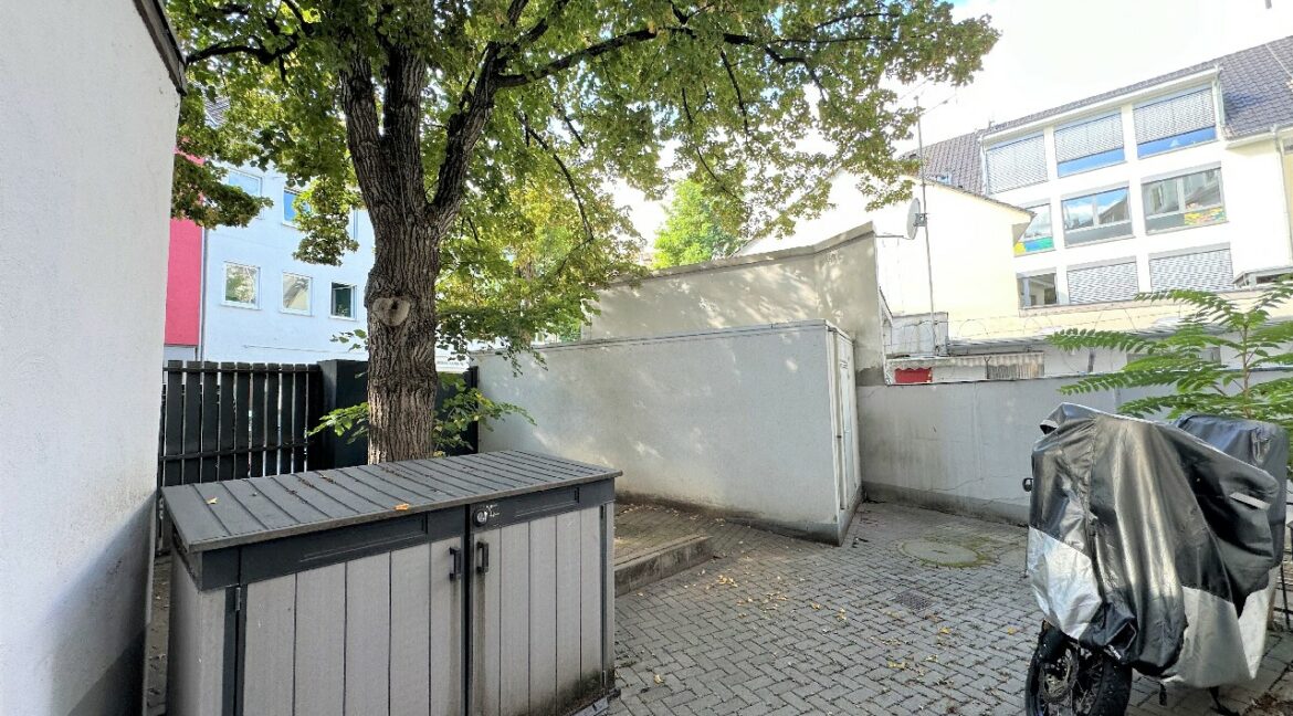 Innenhof mit Garage