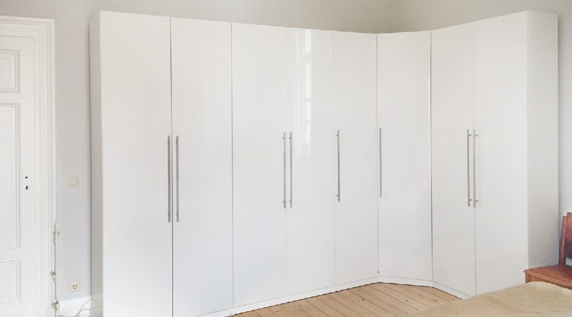 großer Schrank