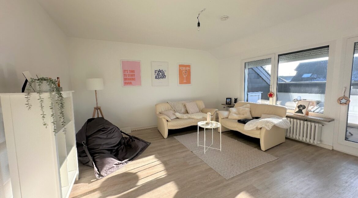 Wohnzimmer mit Balkon