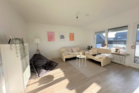 Wohnzimmer mit Balkon
