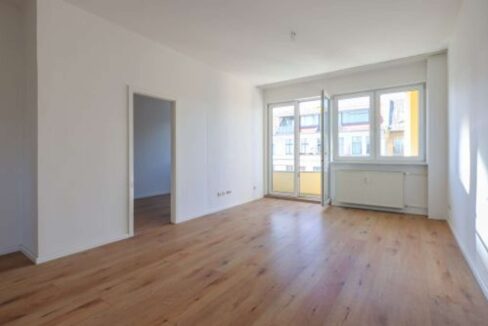 Wohnzimmer mit Balkonausgang