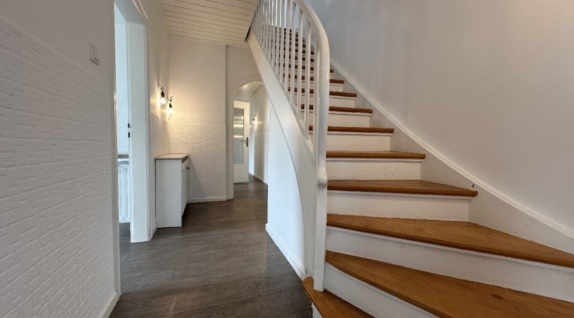 Diele und Aufgang ins DG