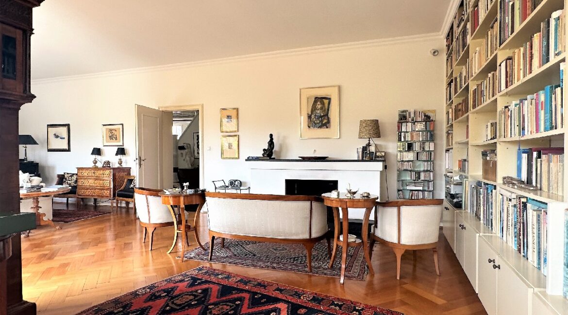 Bibliothek und offenem Kamin