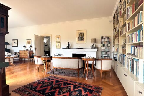 Bibliothek und offenem Kamin