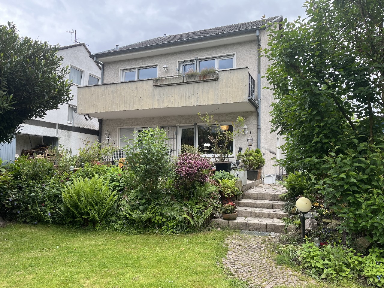 Freistehendes Zweifamilienhaus mit schönem Garten in Ruhiglage Bonn-Röttgen