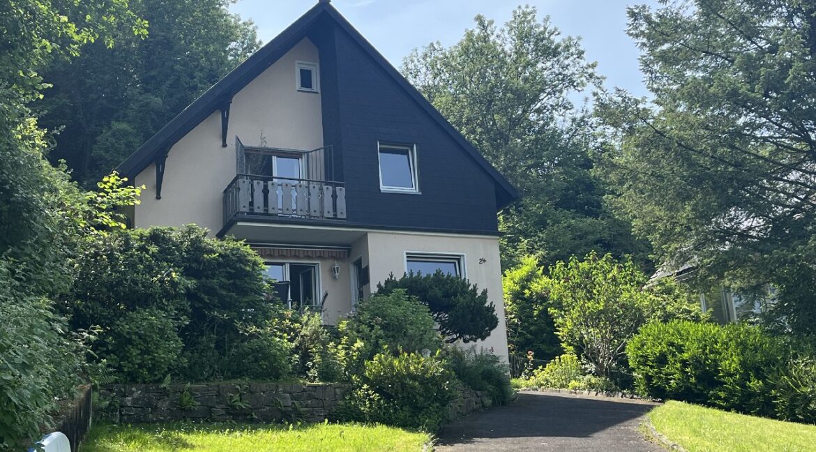 Hausansicht mit Garten