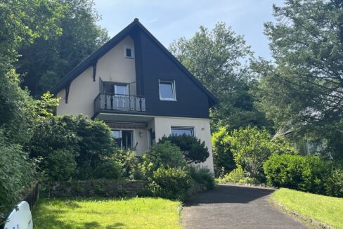 Hausansicht mit Garten