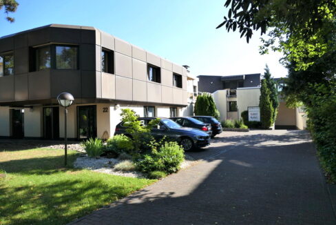 Hof mit Stellplätzen