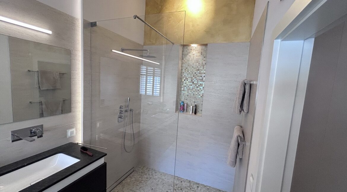 und großer Dusche