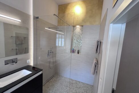 und großer Dusche
