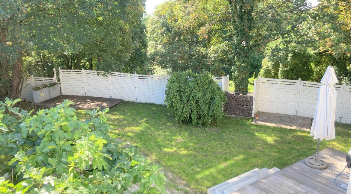 Terrasse mit Blick zum Garten