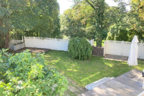 Terrasse mit Blick zum Garten