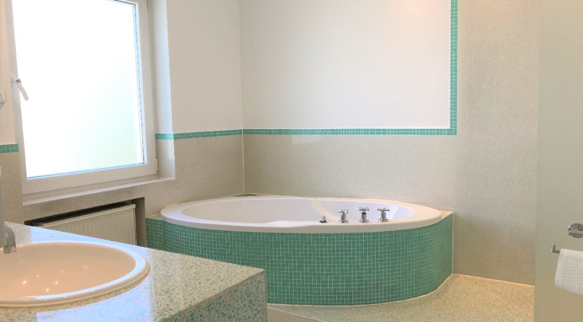 Bad mit Wanne und Dusche