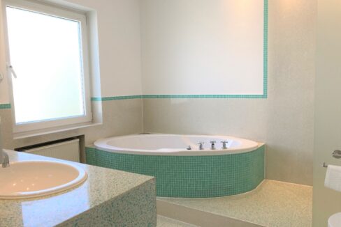 Bad mit Wanne und Dusche
