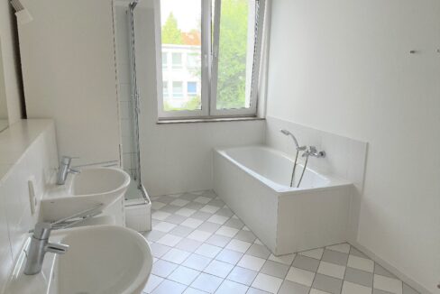 Wannenbad mit Dusche