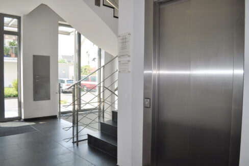 Eingang mit Lift