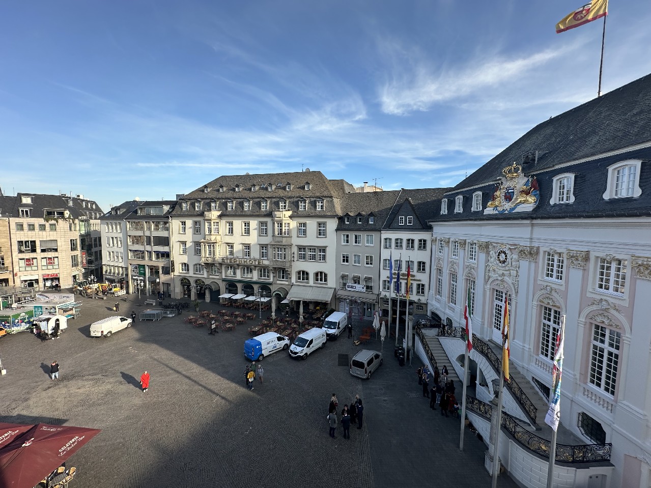 Großzügiges Büro mit Blick auf Rathaus und Markt in bester Innenstadtlage!