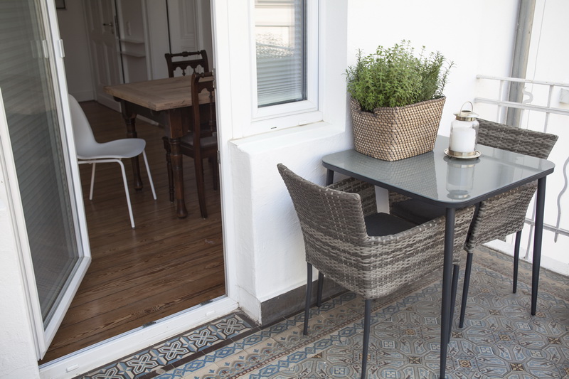 Balkon mit Tisch