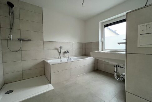 Dusch-/Wannenbad m. Fenster