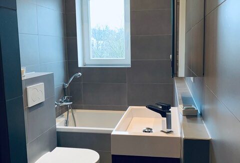Wannenbad mit Dusche