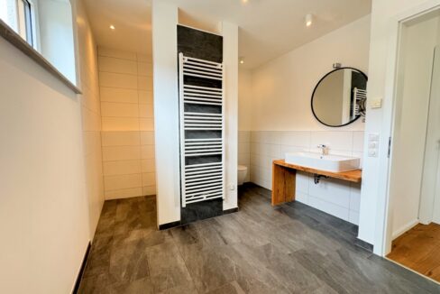 Tagesbelichtetes Wannenbad