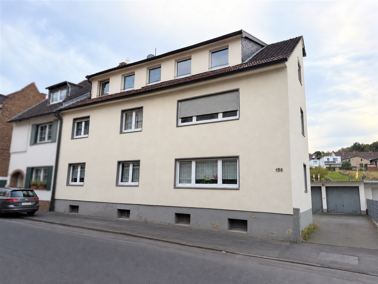 Solides Mehrfamilienhaus auf großem Grundstück in Lannesdorf