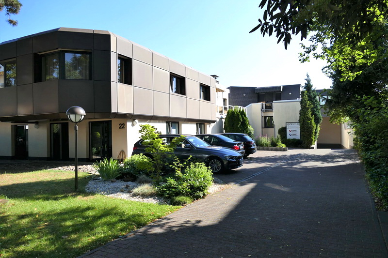 Hof mit Stellplätzen