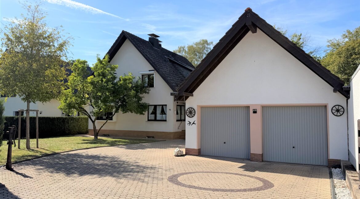 Ansicht mit Garage