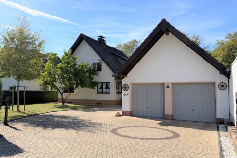 Ansicht mit Garage
